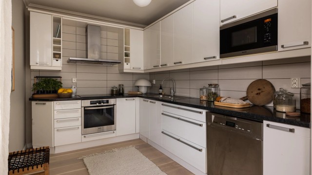 Kjøkkenet er godt utnyttet med god skap- og benkeplass, et godt arbeidskjøkken for deg som er ekstra glad i å lage mat