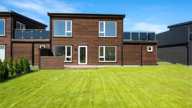 Rønningenveien 37 C - Nyere tidsriktig enebolig på solrik tomt og fine uteområder