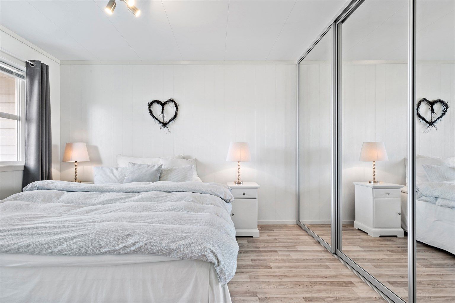 Soverom I: er boligens hovedsoverom. Rommet er oppmålt til ca 12m², som gir god plass til dobbeltseng med nattbord på hver av sidene