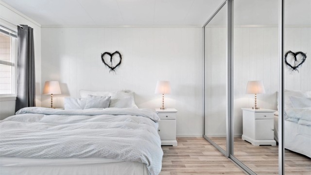 Soverom I: er boligens hovedsoverom. Rommet er oppmålt til ca 12m², som gir god plass til dobbeltseng med nattbord på hver av sidene