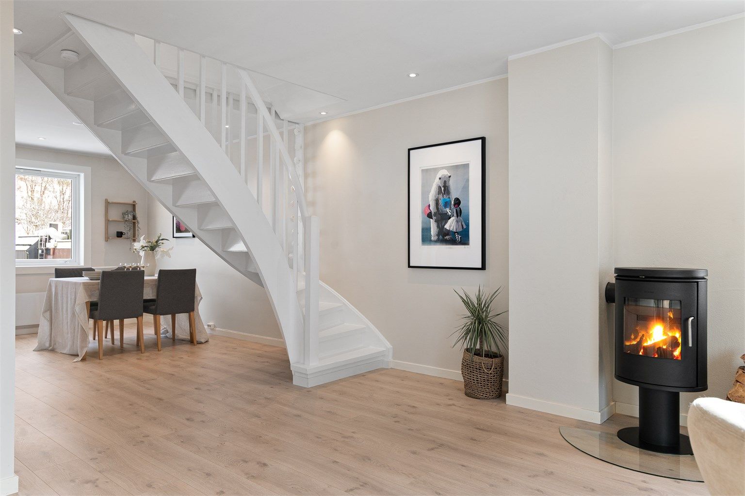 - Tar vi turen opp i 2. etasje finner vi soverommene -