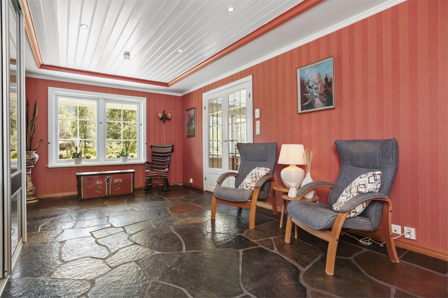 Romslig hall med gode lagringsmuligheter for sko og yttertøy i skyvedørsgarderobe.
