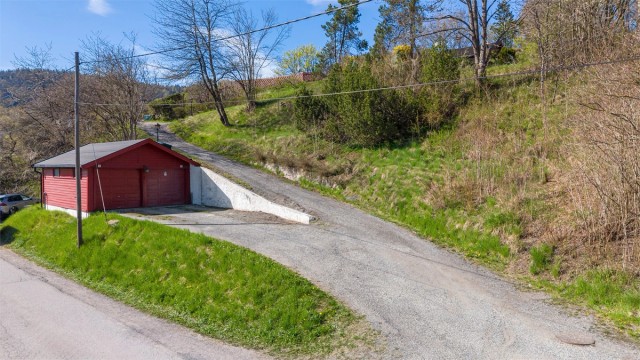 Dobbelgarasje som deles med naboen.