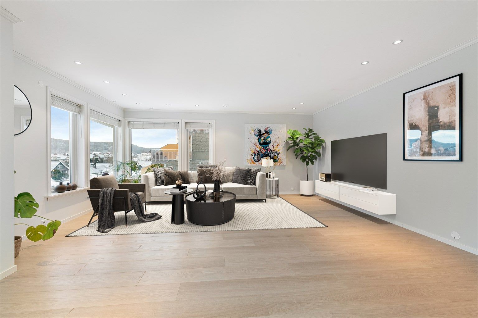 Lys og romslig stue med gode utsiktsforhold og godt med naturlig lysinnslipp. Bildet er digitalt stylet.