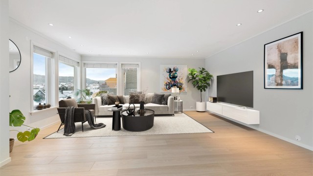 Lys og romslig stue med gode utsiktsforhold og godt med naturlig lysinnslipp. Bildet er digitalt stylet.