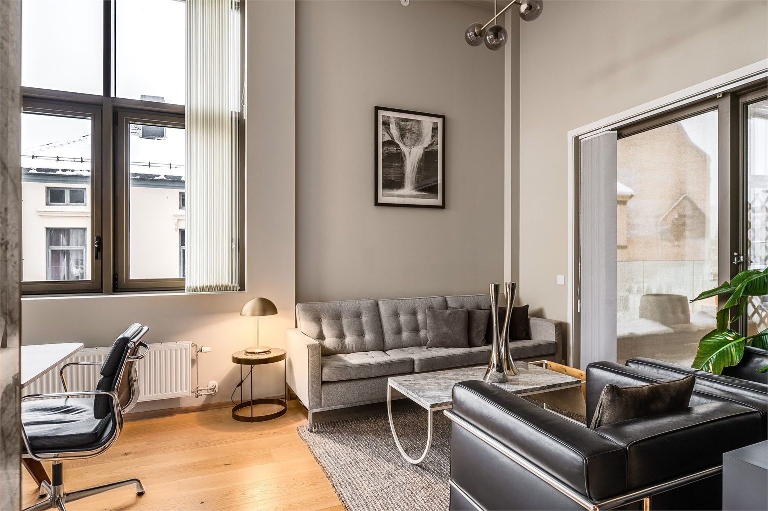 Leiligheten holder meget høy standard med gode materialvalg og flotte innredninger.