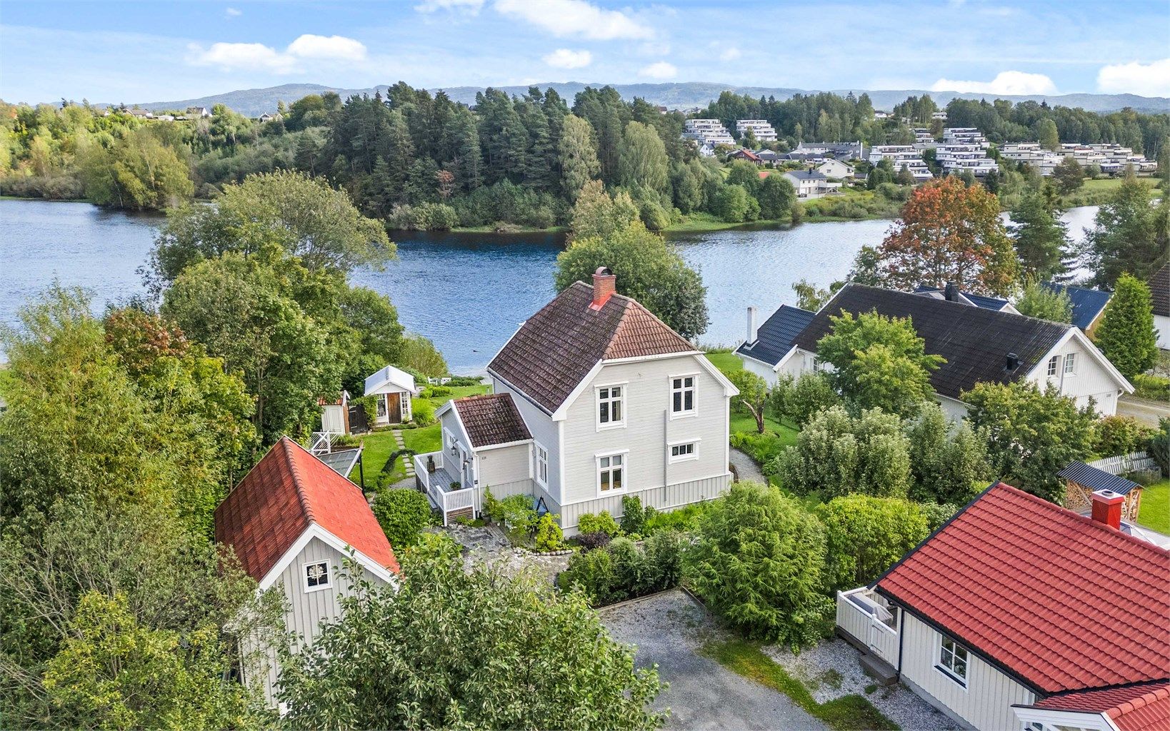 Boligen er nær elven, noe som gir deg muligheten til å nyte vakre naturopplevelse rett utenfor døren.