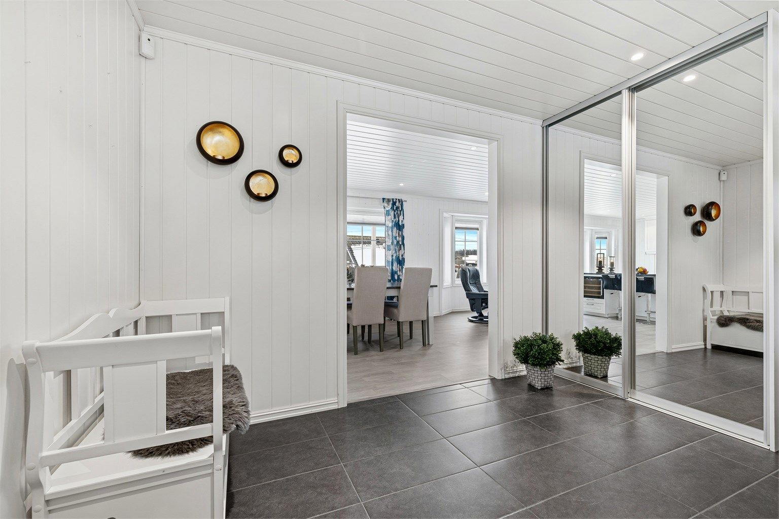 Boligen har en romslig entre/gang med fin trapp opp til 2 etg., legg merke til den romslige skyvedørsgarderoben for ytterbekledning og skotøy