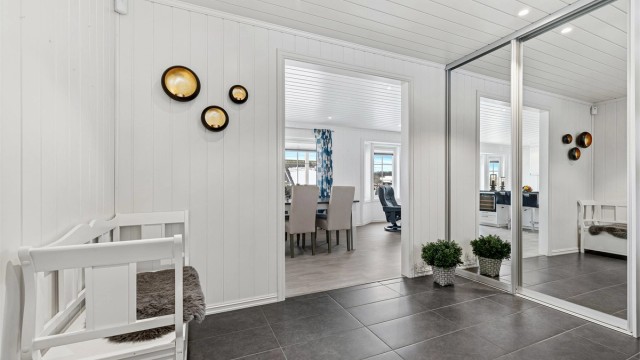 Boligen har en romslig entre/gang med fin trapp opp til 2 etg., legg merke til den romslige skyvedørsgarderoben for ytterbekledning og skotøy