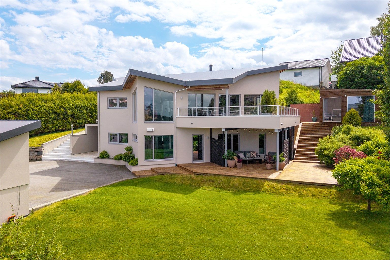 Moderne enebolig med gjennomtenkte løsninger og god planløsning. 