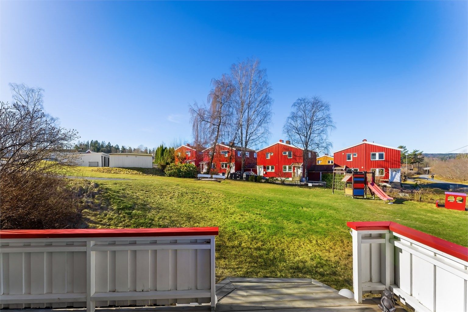 Her bor du med umiddelbar nærhet til flotte tur- og rekreasjonsmuligheter året rundt på Fossum/Bærumsmarka. Det er få minutters gåavstand til både t-bane, buss, skole- og barnehagetilbud samt både Østerås og Eiksmarka senter