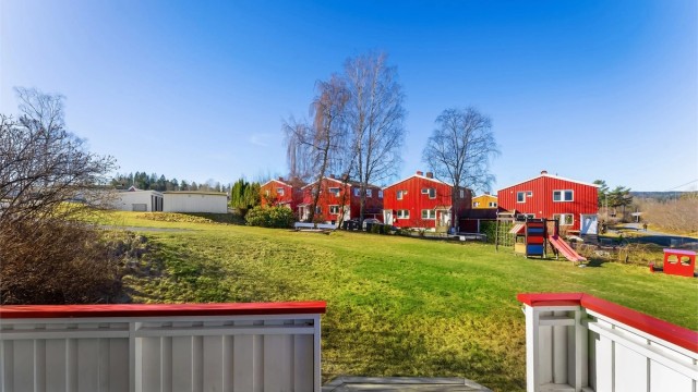 Her bor du med umiddelbar nærhet til flotte tur- og rekreasjonsmuligheter året rundt på Fossum/Bærumsmarka. Det er få minutters gåavstand til både t-bane, buss, skole- og barnehagetilbud samt både Østerås og Eiksmarka senter