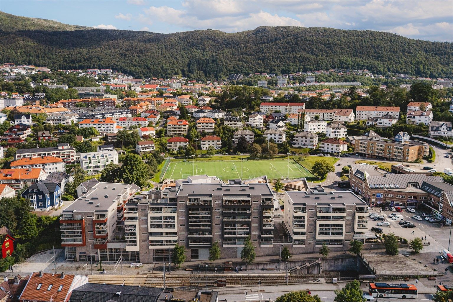 Her bor du med Bybanen, servicetilbud og treningssenter rett utenfor døren. 
Foto: Herr Fotograf