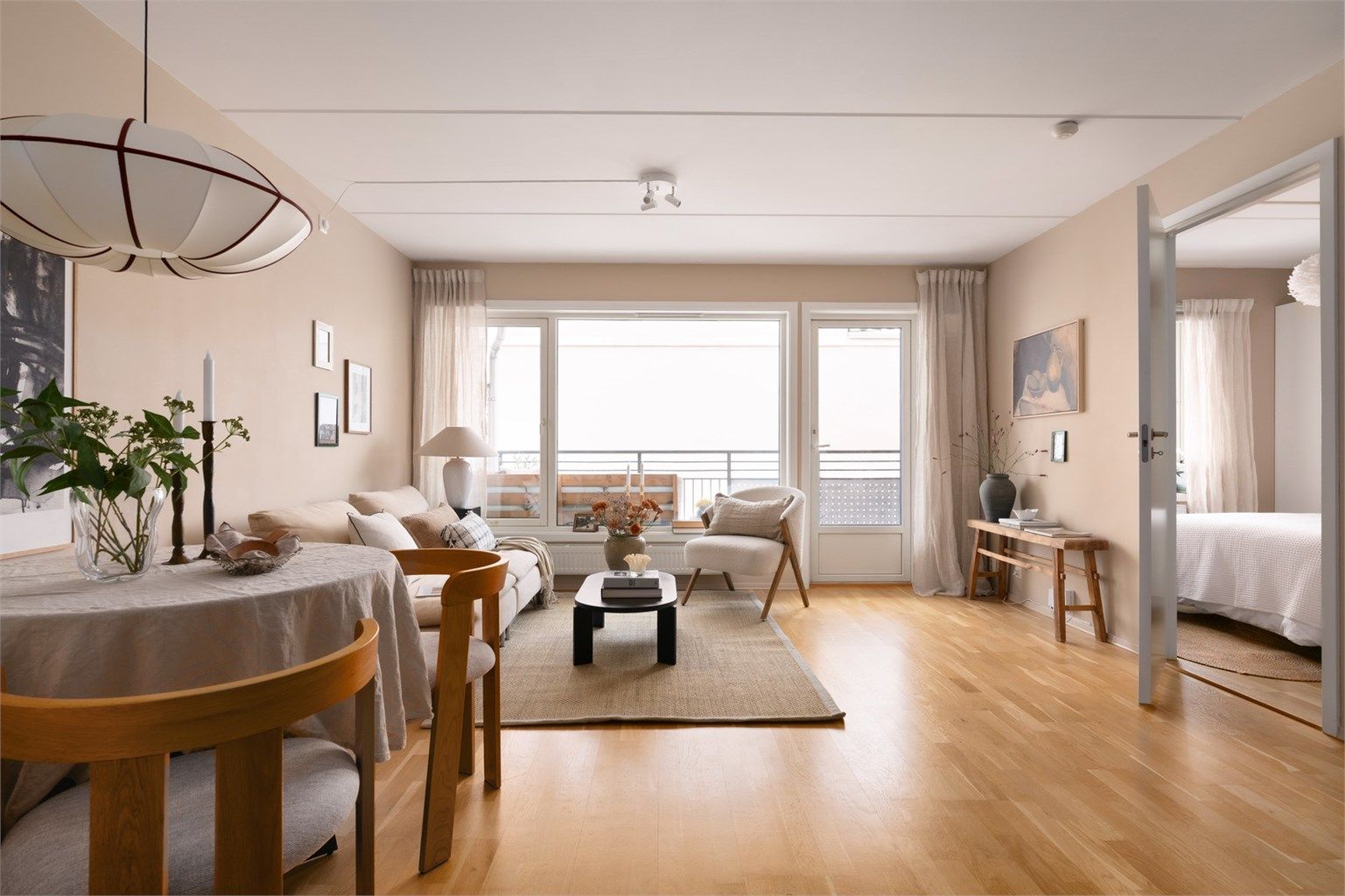 Her får du en herlig og stor balkong, en perfekt plass å nyte årets varmere dager!