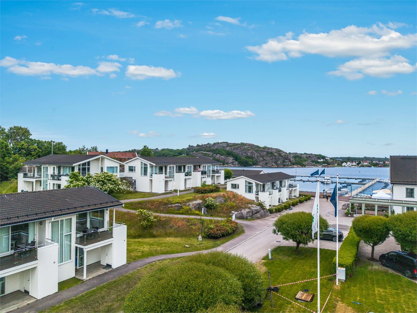 Havna Hotel tilbyr et attraktivt ferieanlegg med blant annet restaurant, tennisbaner, avslapningssalong, badehus med 35 kvm oppvarmet basseng, badstue og flott strand, dette gjør Havna til et populært reisemål både sommer og vinter.