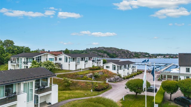 Havna Hotel tilbyr et attraktivt ferieanlegg med blant annet restaurant, tennisbaner, avslapningssalong, badehus med 35 kvm oppvarmet basseng, badstue og flott strand, dette gjør Havna til et populært reisemål både sommer og vinter.