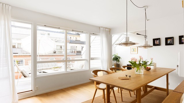 Store vindusflater langs hele veggen fyller det langstrakte rommet med dagslys fra morgen til kveld, og fra spisestuen går man rett ut på takterrassen.