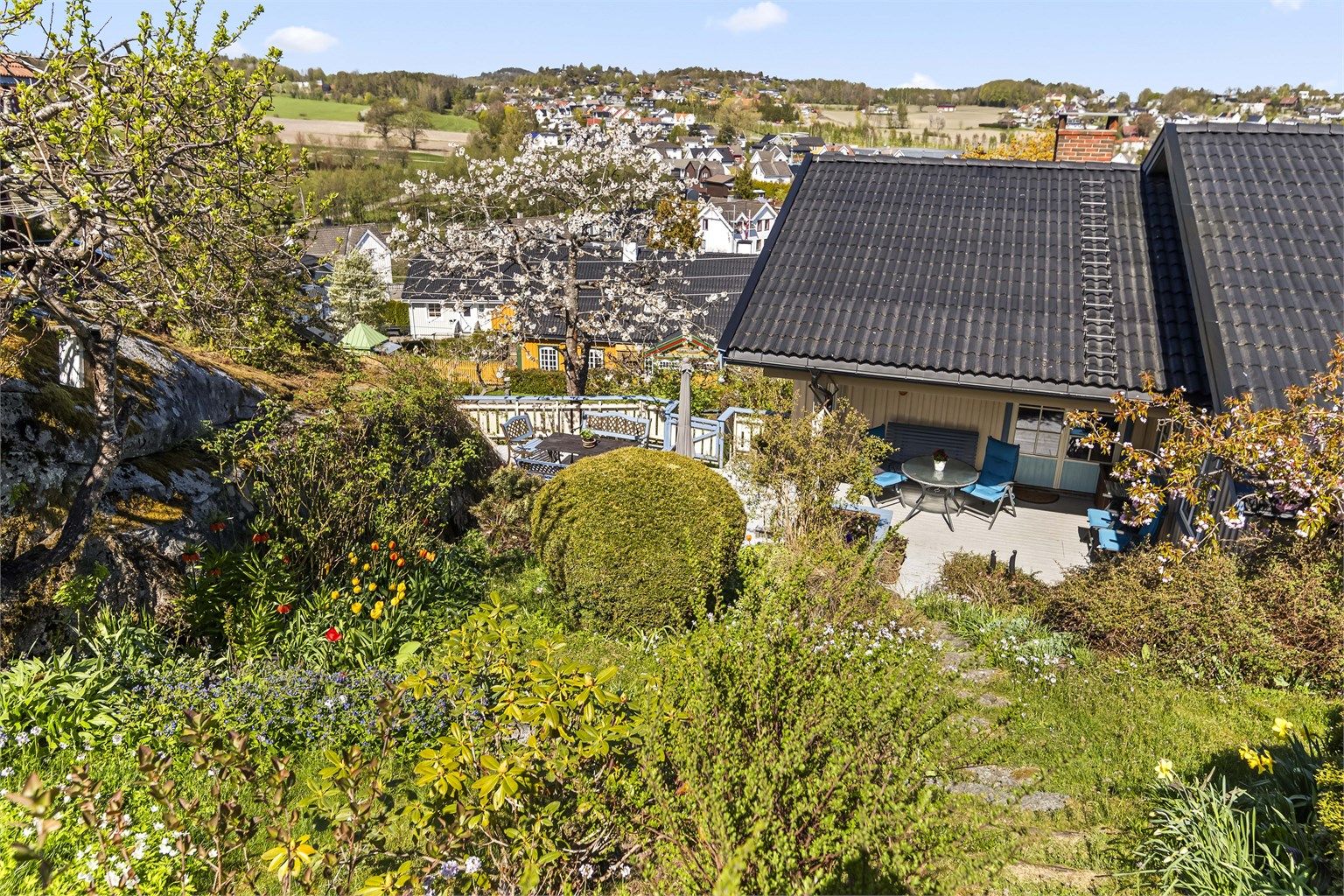 Fra den høytliggende tomten er det utsikt over nærområdet.