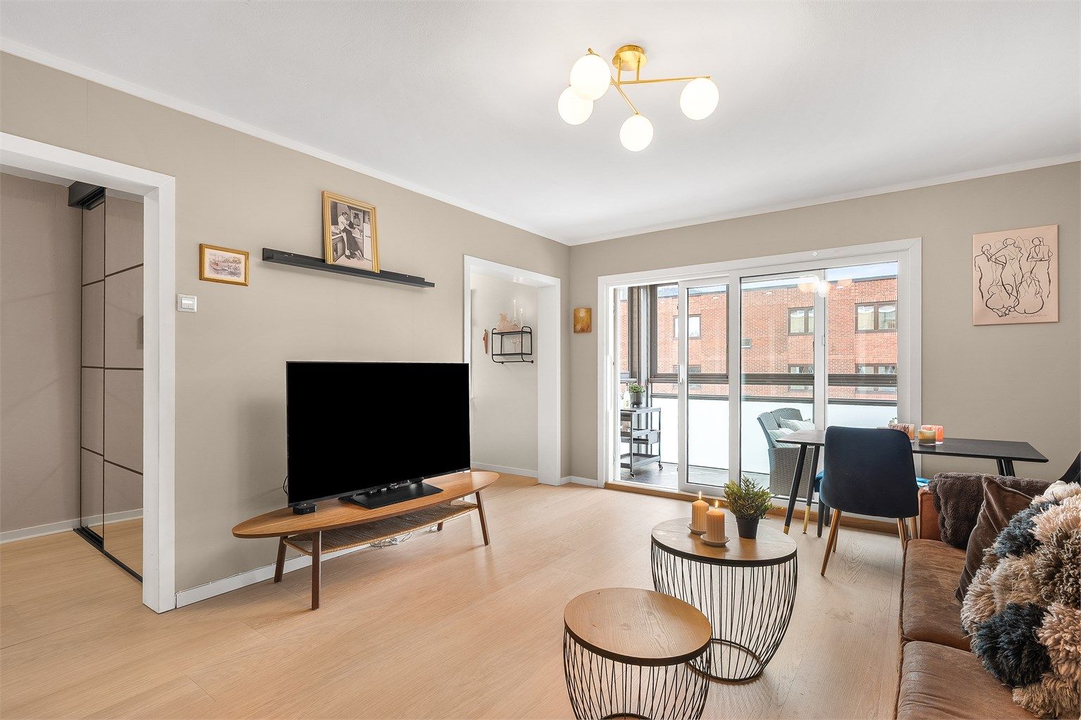 Overflatene i stuen er nylig oppgradert med nye veggplater og maling, som gir et moderne uttrykk.