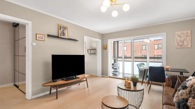 Overflatene i stuen er nylig oppgradert med nye veggplater og maling, som gir et moderne uttrykk.