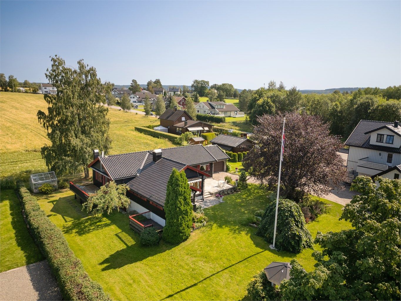 Herlig eiendom i landlige omgivelser med skjermet beliggenhet og solrike uteplasser