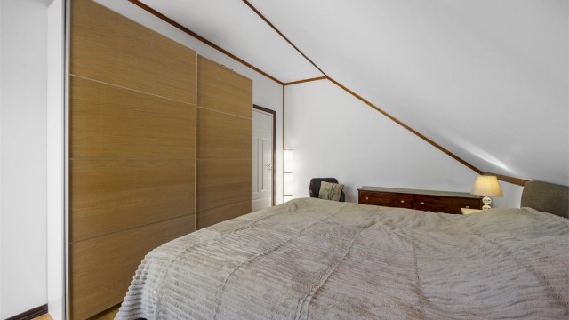 Praktisk skyvedørsgarderobe på soverom som medfølger.