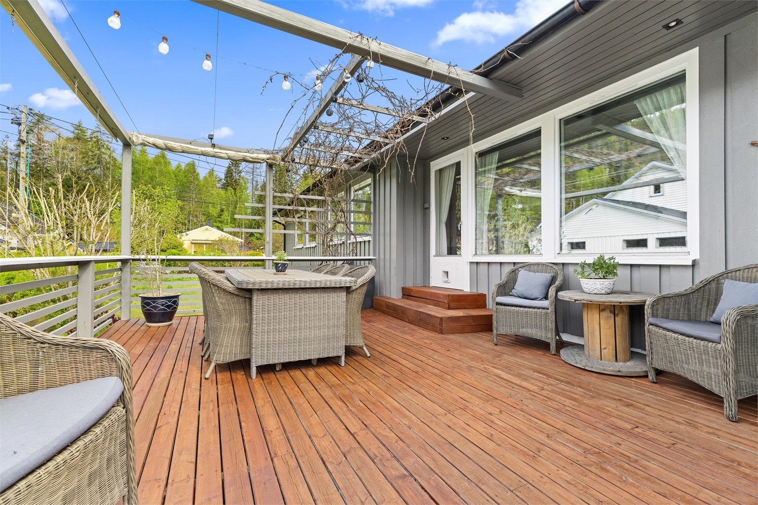 Vestvendt terrasse med adkomst fra stue, koselig pergola som har fin utrekkbar duk  som skygger for sola og krypplante som blir grønn til sommeren