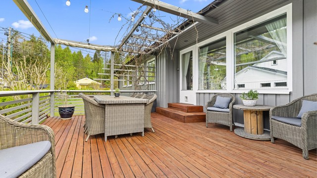 Vestvendt terrasse med adkomst fra stue, koselig pergola som har fin utrekkbar duk som skygger for sola og krypplante som blir grønn til sommeren