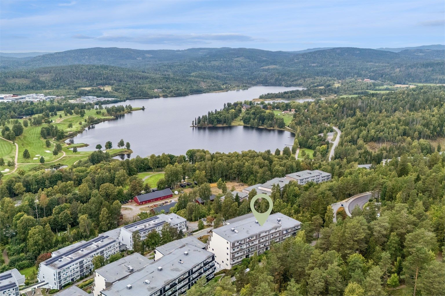 Det er kort avstand til Bogstadvannet med en flott sandstrand og muligheter for bading, eller Bogstad gård, med kafé og aktiviteter for store og små. 