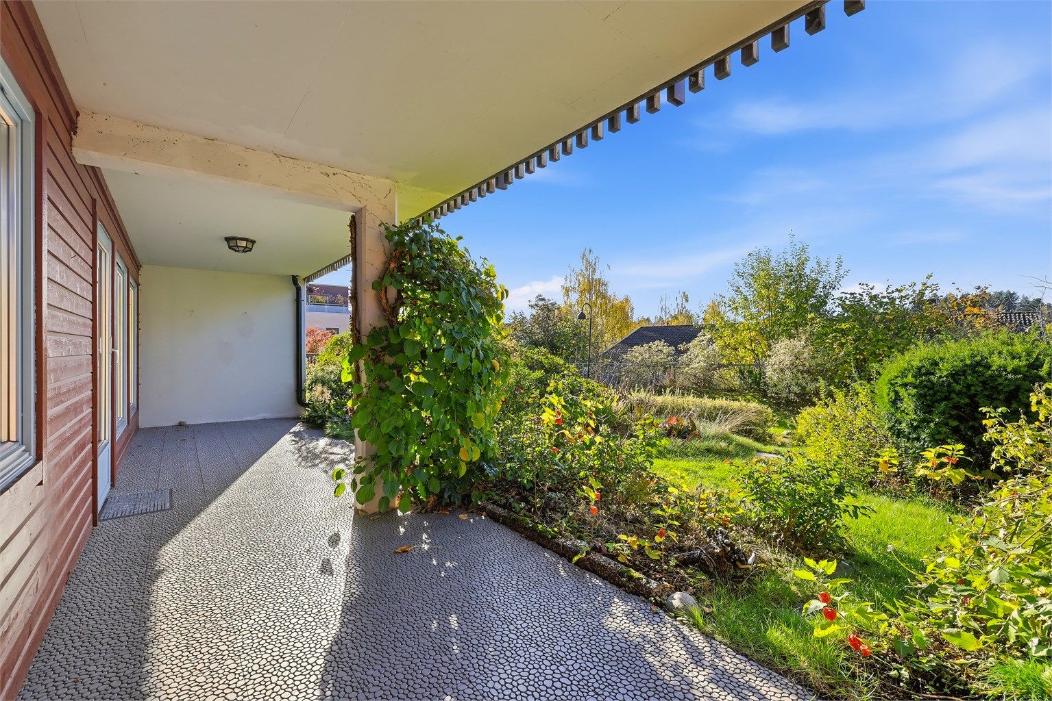 Stor terrasseplatting og tilgang til pent beplantet hage.
Foto: Digit Media