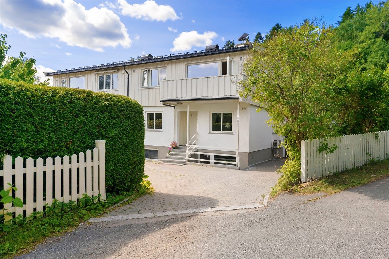 Eiendommen ligger i et rolig og etablert boligstrøk på Eiksmarka.
