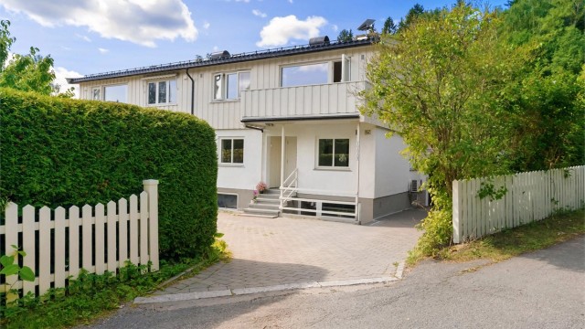 Eiendommen ligger i et rolig og etablert boligstrøk på Eiksmarka.