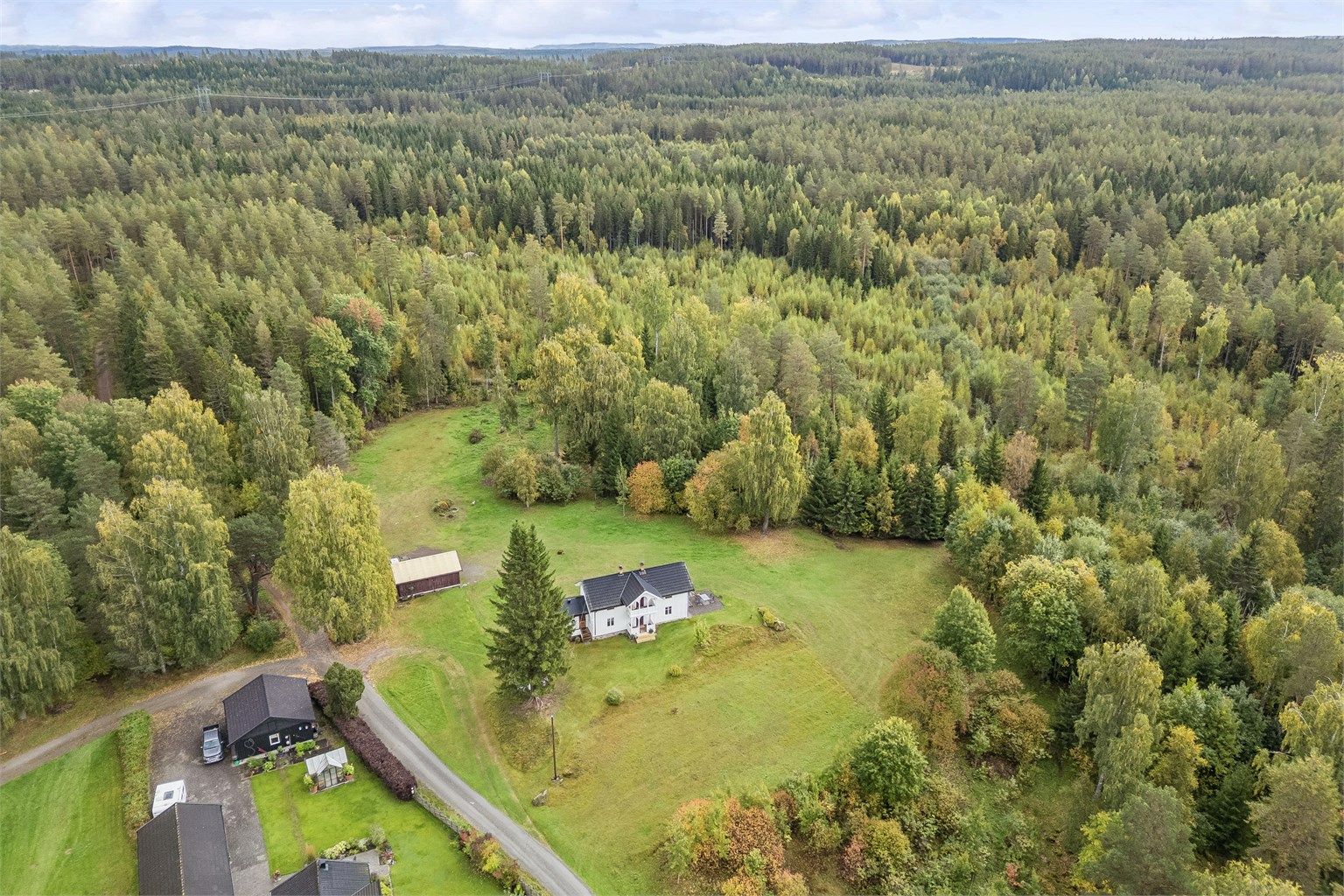 Her får du en tilbaketrukket og fredelig beliggenhet med naturen tett på, samtidig som skole, barnehage, dagligvare og øvrige servicetilbud er innenfor behagelig kjøre-avstand.