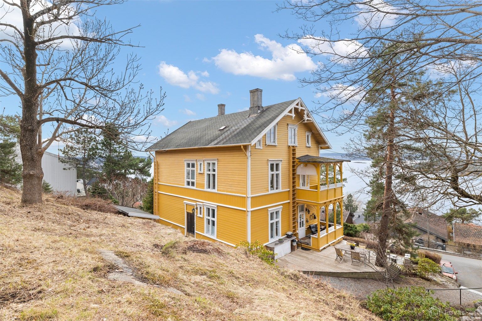 Flott klassisk villa som er oppført i 1901. Bygget består i dag av 3 leiligheter, en i hver etasje