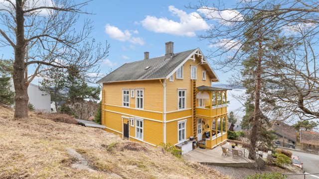 Flott klassisk villa som er oppført i 1901. Bygget består i dag av 3 leiligheter, en i hver etasje