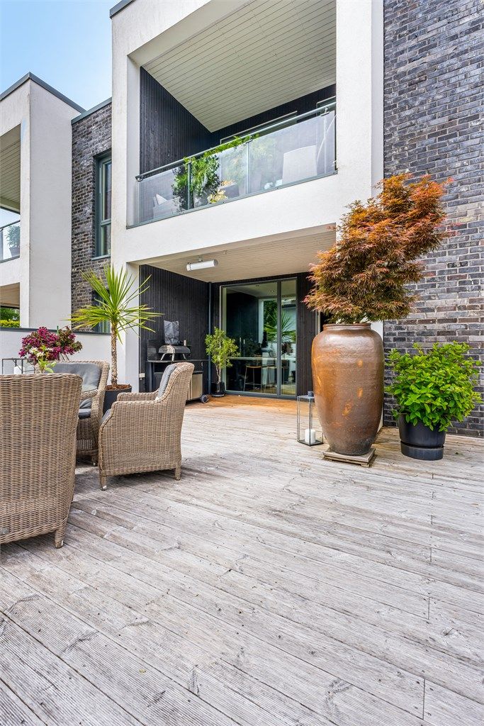 Terrassen er på ca 87m² og har to overbygde partier med varmelampe. Terrassen er inndelt med flere oppholdssoner og har et flott plenområde med hegg, som omkranser uteområdet