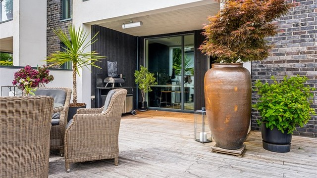 Terrassen er på ca 87m² og har to overbygde partier med varmelampe. Terrassen er inndelt med flere oppholdssoner og har et flott plenområde med hegg, som omkranser uteområdet