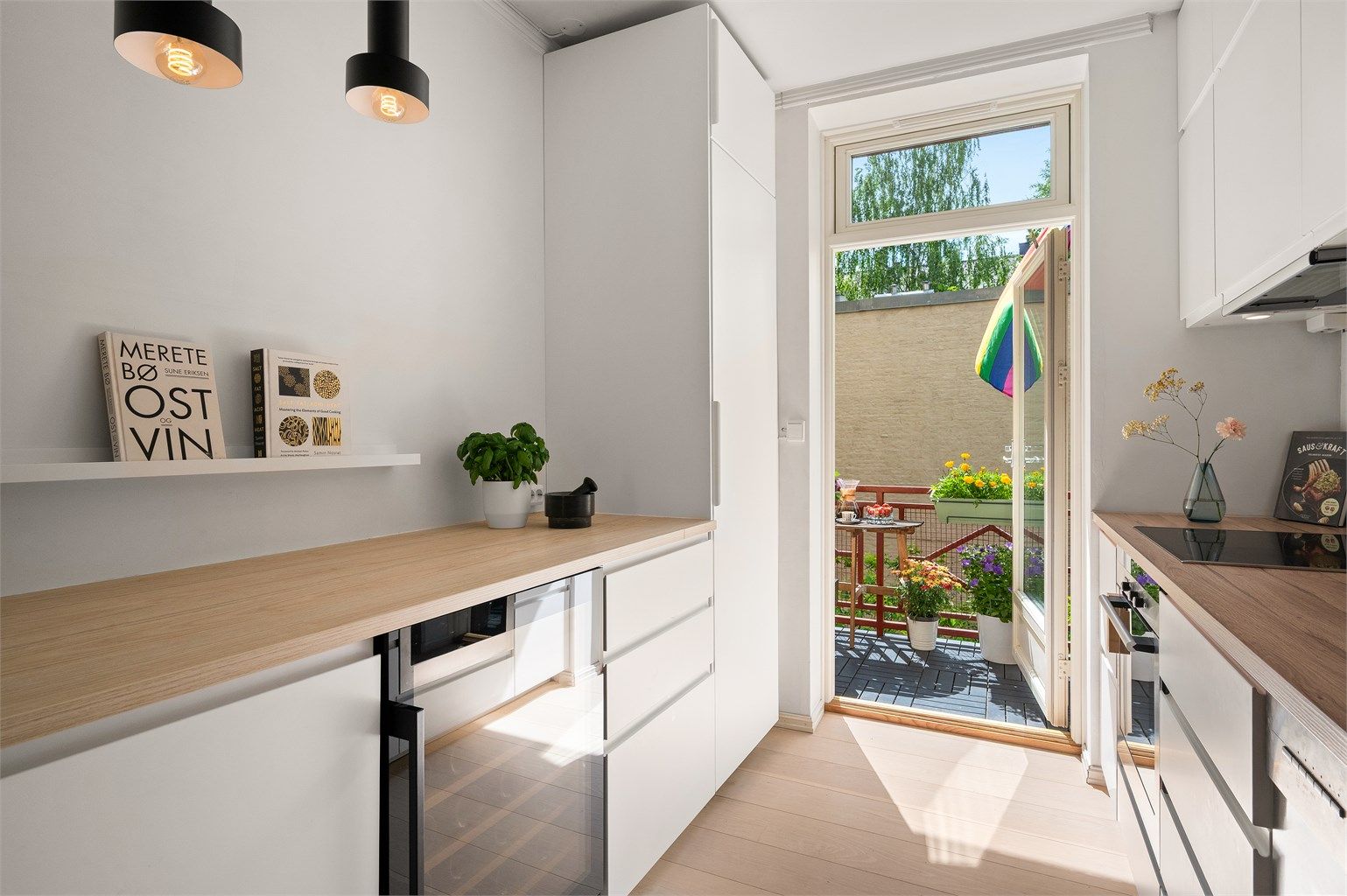 Leiligheten har en god intern beliggenhet med balkong som vender mot en rolig og idyllisk bakgård.