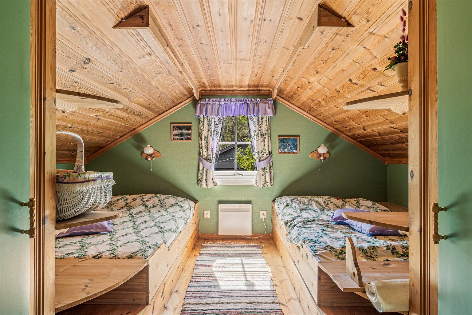 De to soverommene i 2. etasje er omtrent like og vender mot hver sin gavlvegg med gang/loftstue mellom.