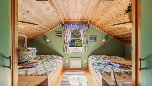 De to soverommene i 2. etasje er omtrent like og vender mot hver sin gavlvegg med gang/loftstue mellom.