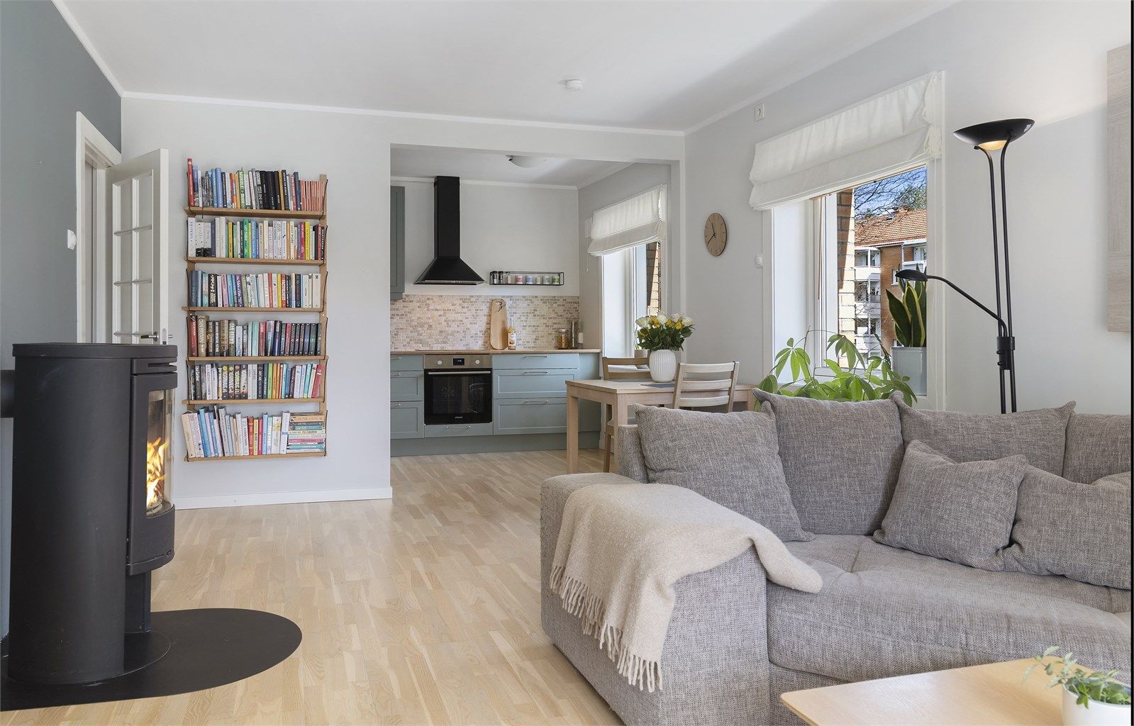Stuen er et sosialt allrom med plass til sofagruppe og spiseplass.
