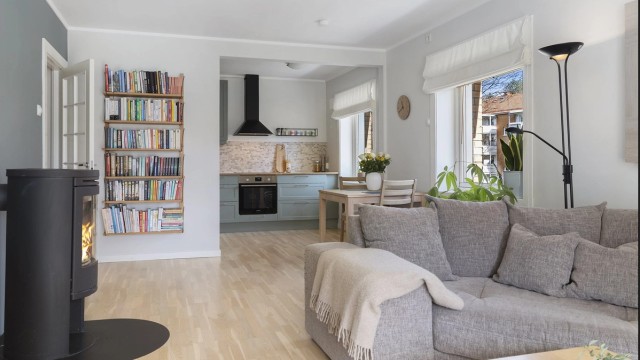 Stuen er et sosialt allrom med plass til sofagruppe og spiseplass.