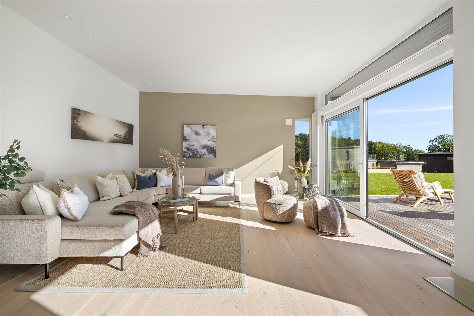 To store skyvedører åpner opp stuen mot den romslige terrassen.