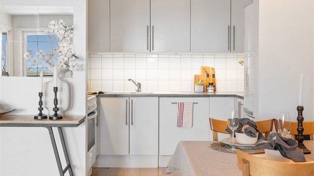 Kjøkkenet ligger i delvis åpen løsning mot stuen, noe som gjør det sosialt og praktisk.