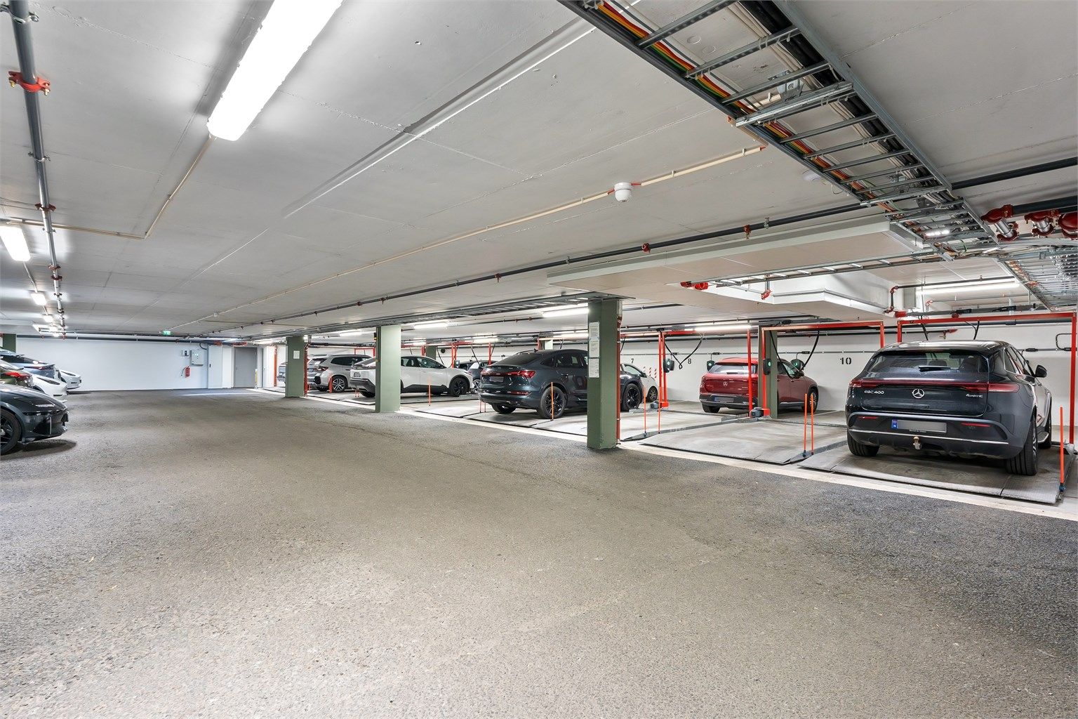 Leiligheten disponerer 1 parkeringsplass (flåteparkering, plass nr. 6) i felles garasjeanlegg