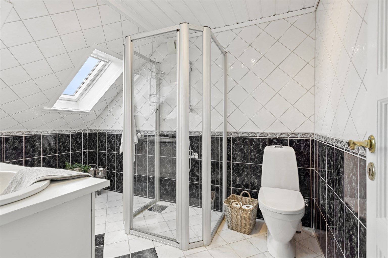 Dusj med glassvegg og glassdør.