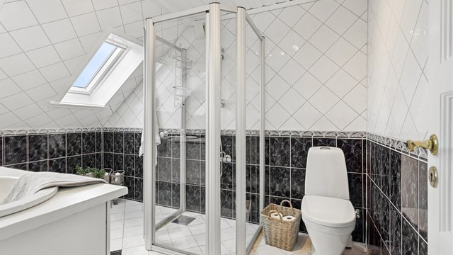 Dusj med glassvegg og glassdør.