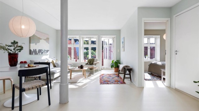 Gjennomgående malt parkett på gulv i oppholdsrom og soverom som gir et helhetlig og moderne uttrykk.