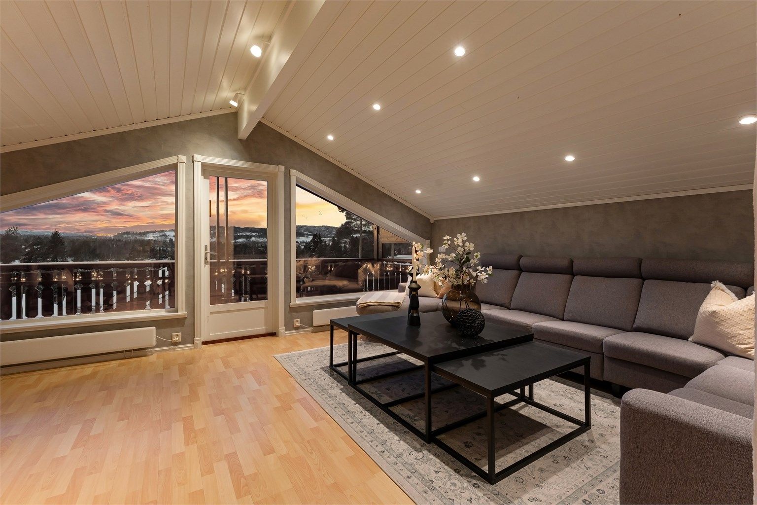 Fra loftstuen er det utgang til en balkong på 10 m².