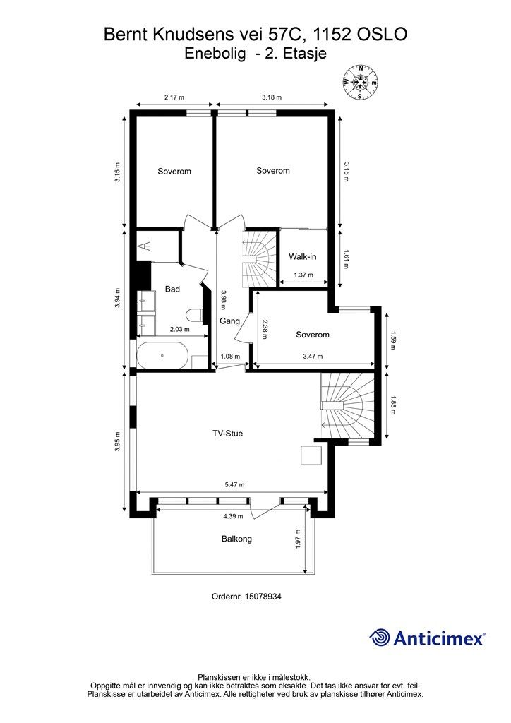 Andre etasje inneholder tre soverom, bad og en ekstra TV-stue med utgang til balkong.